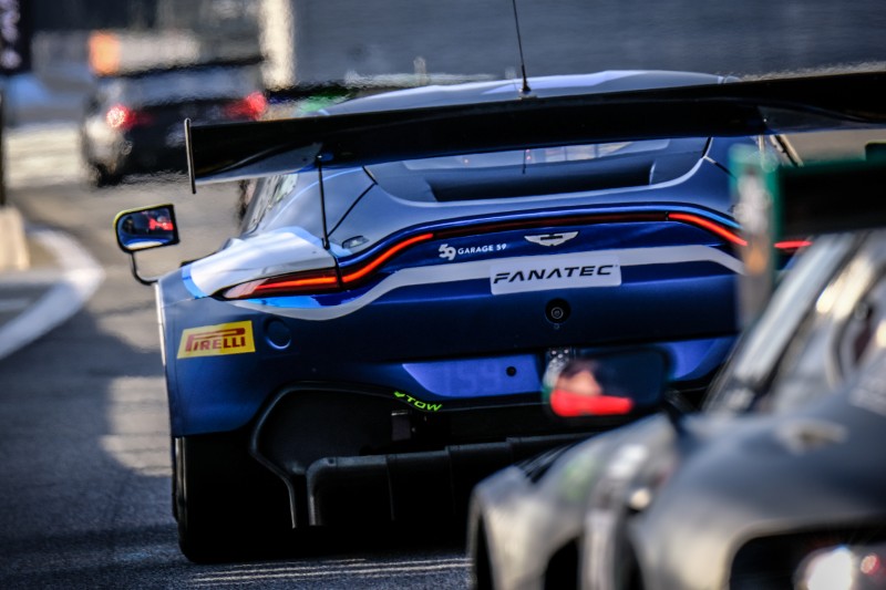 Aston Martinen, i pit-lane på vej ud på banen i Sydfranske Paul Ricard, hvor der 25. og 26. marts blev testet forud for sæsonen.